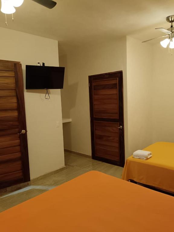 Ένα ή περισσότερα κρεβάτια σε δωμάτιο στο BM Zihua Casa de Huéspedes