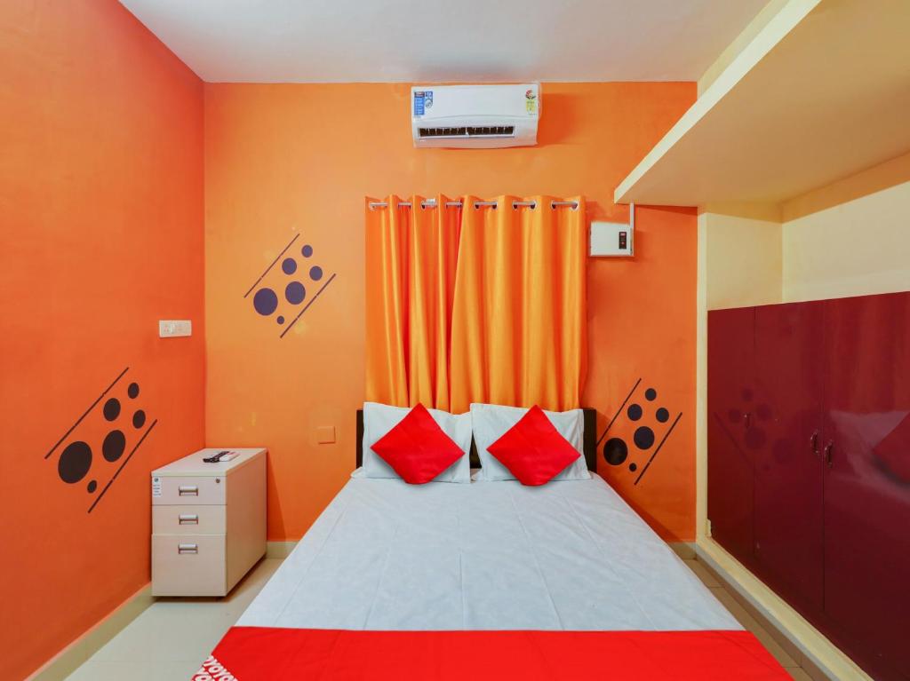Postel nebo postele na pokoji v ubytování Super Hotel O Vsv Guest House Maduravoyal