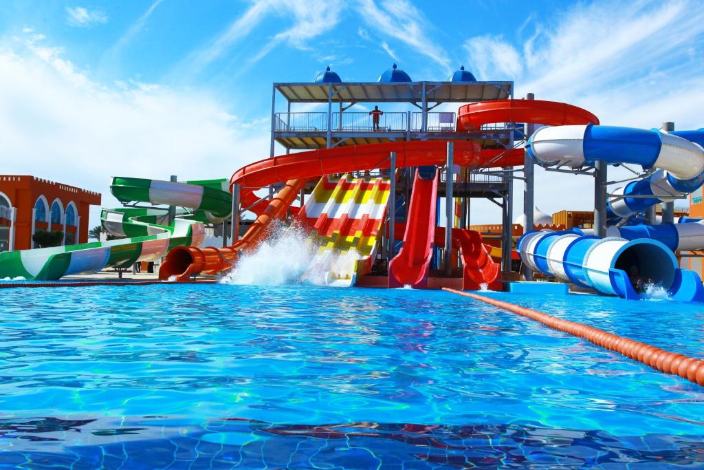 Bazén v ubytování Sunrise Garden Beach Resort nebo v jeho okolí