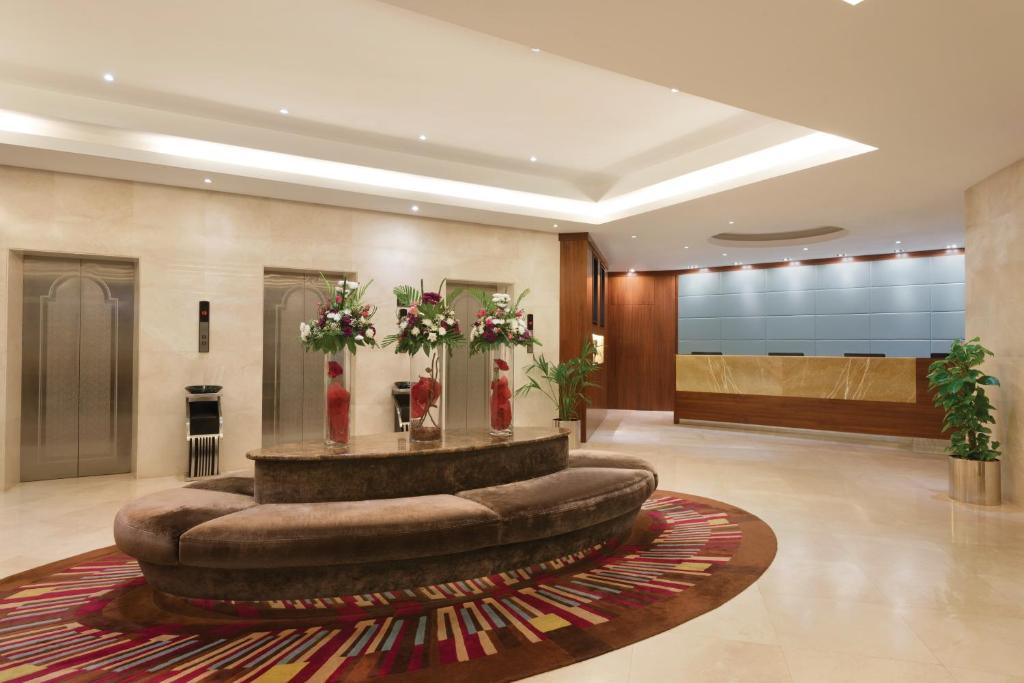 El vestíbulo o zona de recepción de Ramada Abu Dhabi Corniche