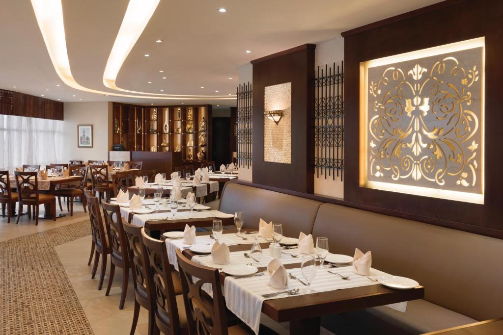 Un restaurante o sitio para comer en Ramada Abu Dhabi Corniche