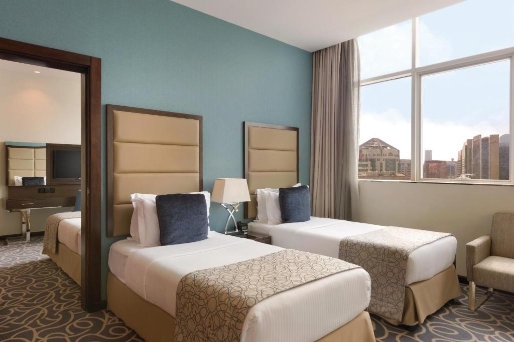 Cama o camas de una habitación en Ramada Abu Dhabi Corniche