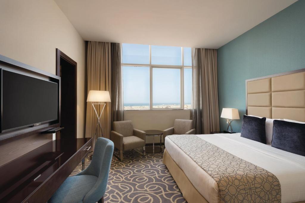 Cama o camas de una habitación en Ramada Abu Dhabi Corniche