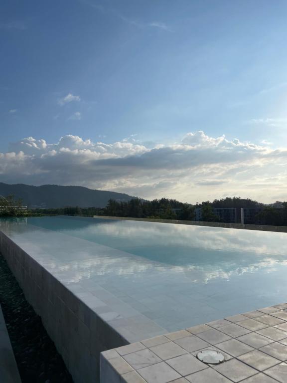 une grande piscine d'eau avec le ciel en arrière-plan dans l'établissement Studio Apartment, Bang Tao Phuket, à Laguna Phuket