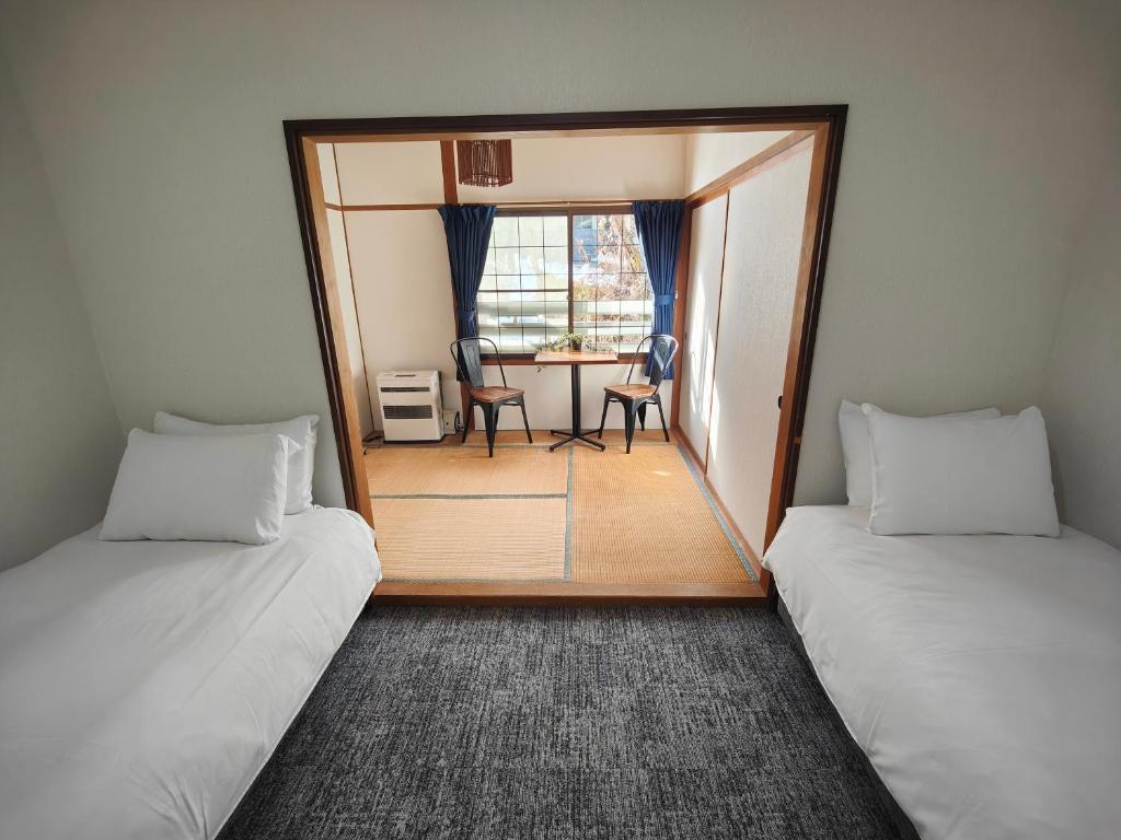 Postel nebo postele na pokoji v ubytování Hotel Foxtrot Hakuba