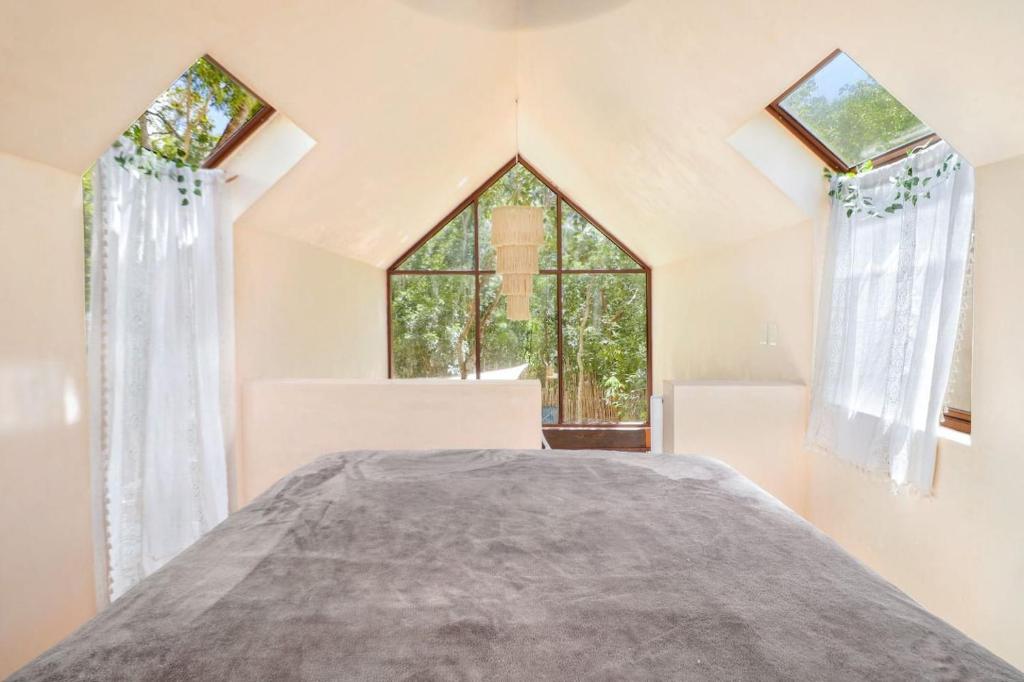 Postel nebo postele na pokoji v ubytování Loft Cabins In Cenotes Natural Park Tulum
