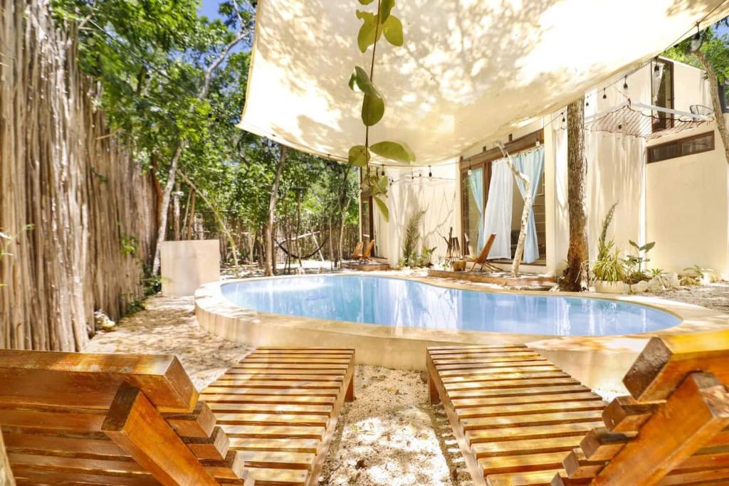 Bazén v ubytování Loft Cabins In Cenotes Natural Park Tulum nebo v jeho okolí