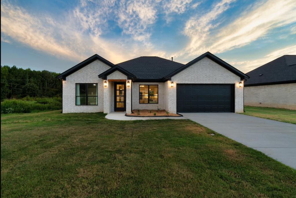une maison avec garage dans une cour dans l'établissement Your Own Crashpad, à Jacksonville