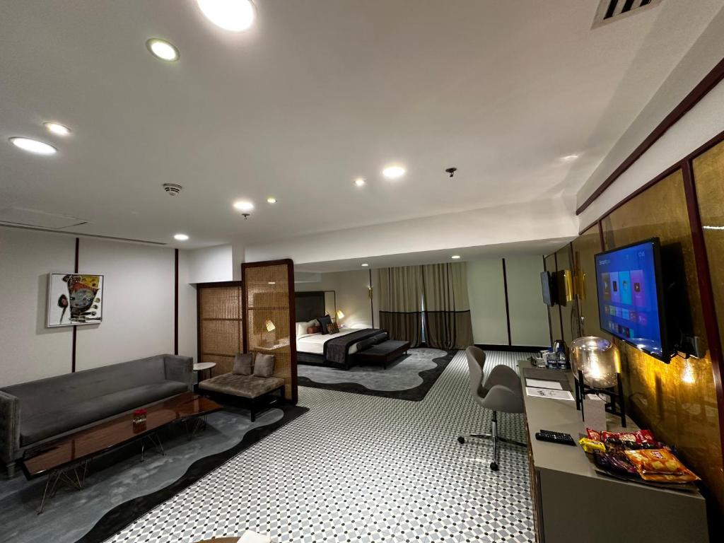 The Nishat Hotel - Suite