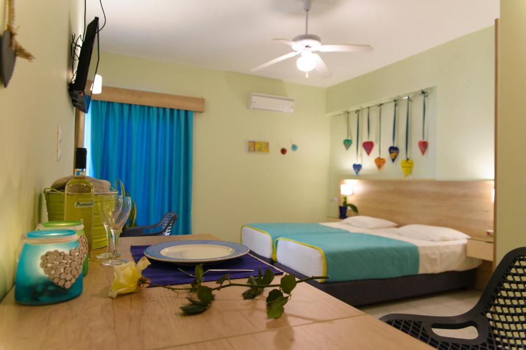 TV a/nebo společenská místnost v ubytování Aptera Beach