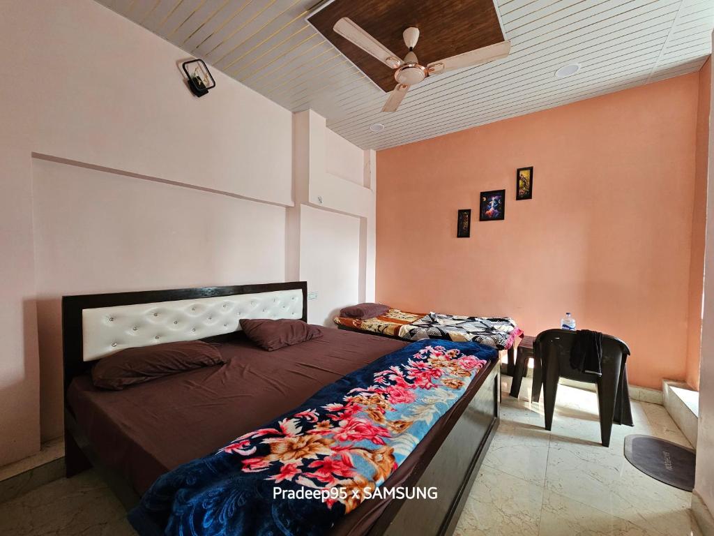 Postel nebo postele na pokoji v ubytování Shri Mahaveer Residency