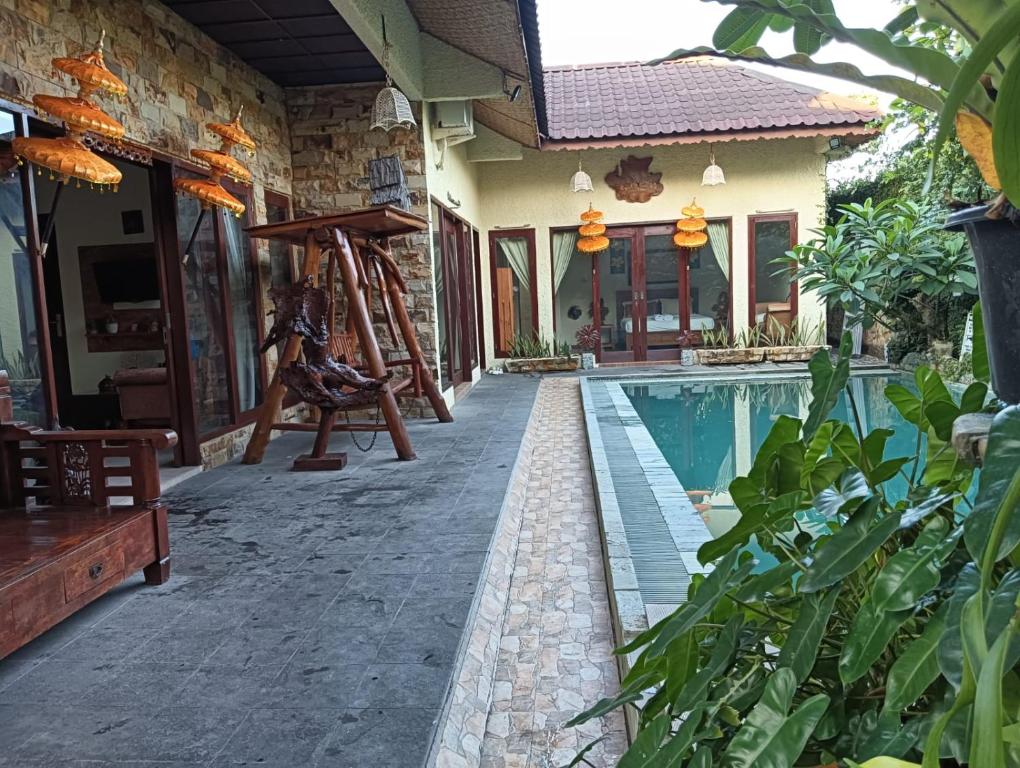 Bazén v ubytování Calmness Villa Syariah nebo v jeho okolí