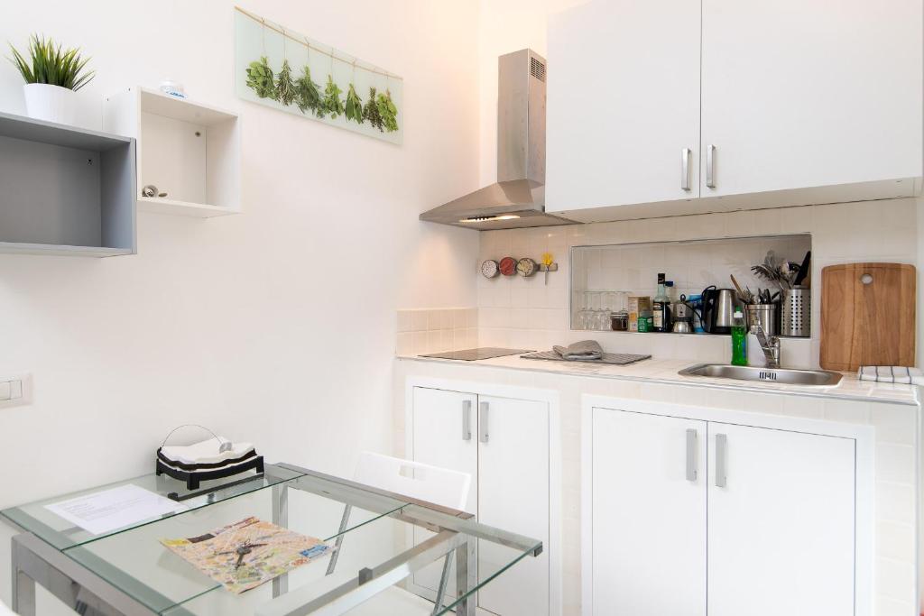 White Ostilia Apartments - Three-Bedroom Apartment