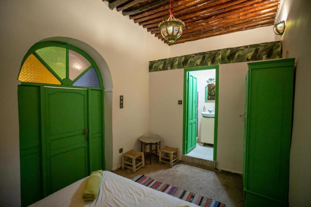 Postel nebo postele na pokoji v ubytování Riad dar Merzouga