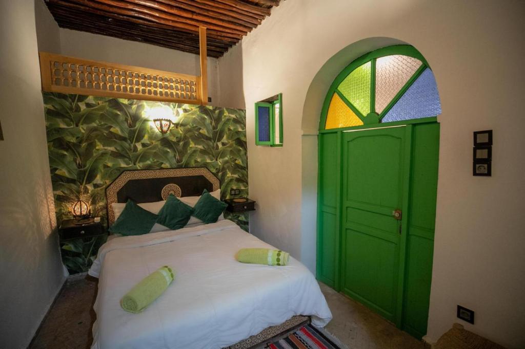 Postel nebo postele na pokoji v ubytování Riad dar Merzouga