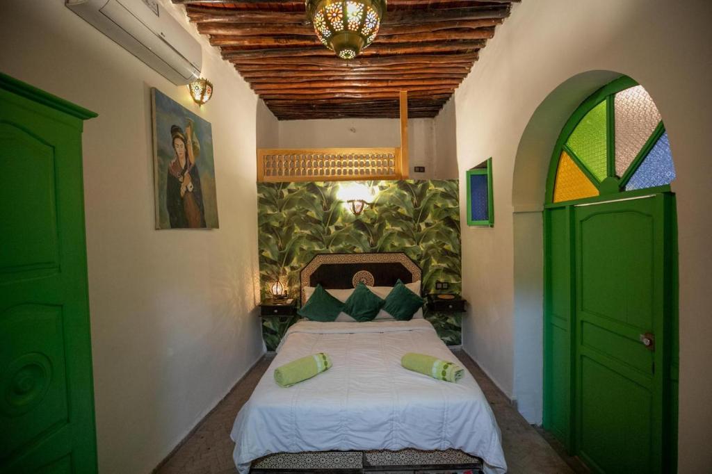 Postel nebo postele na pokoji v ubytování Riad dar Merzouga