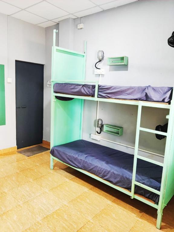 Palanda nebo palandy na pokoji v ubytování Coastal Hostel