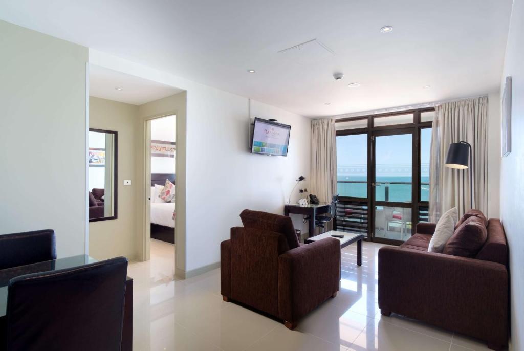 TV a/nebo společenská místnost v ubytování Ramada Suites by Wyndham Wailoaloa Beach Fiji