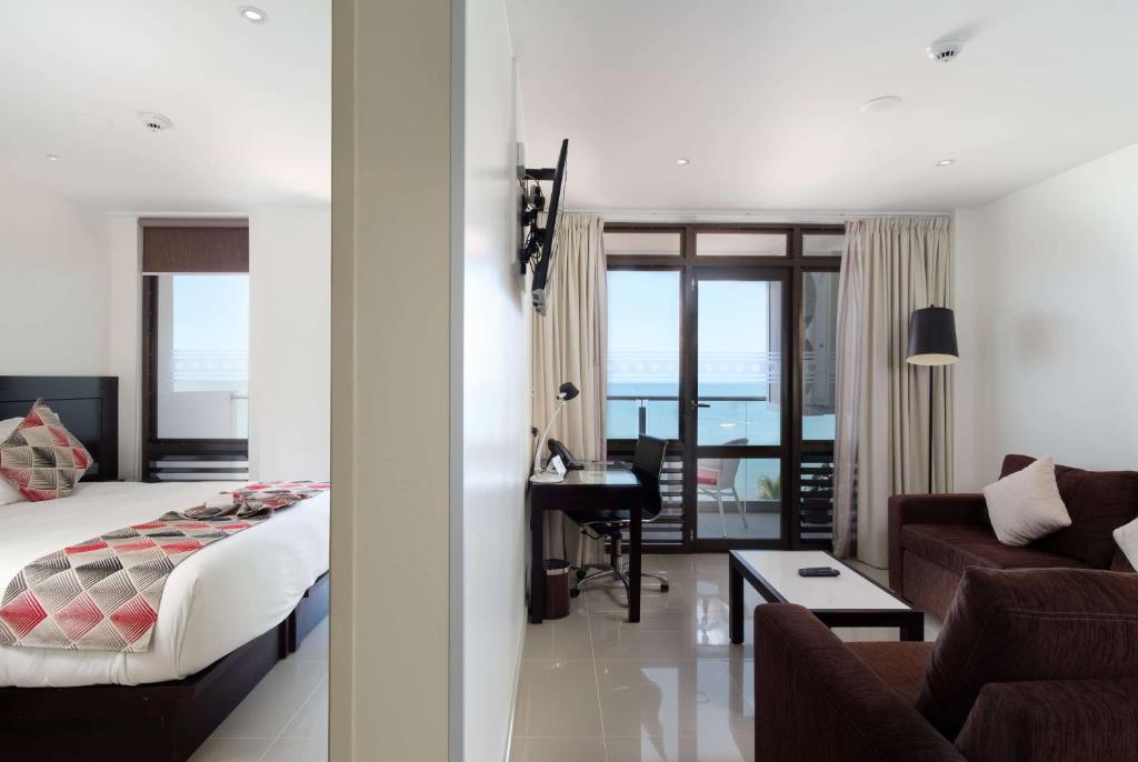 Postel nebo postele na pokoji v ubytování Ramada Suites by Wyndham Wailoaloa Beach Fiji