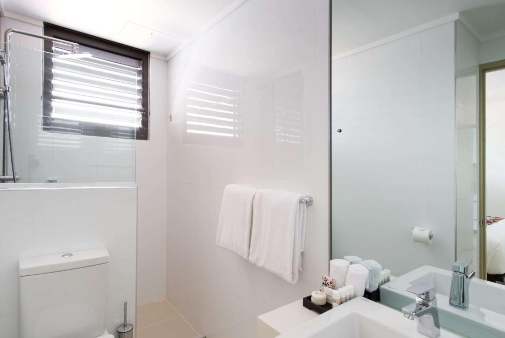 Koupelna v ubytování Ramada Suites by Wyndham Wailoaloa Beach Fiji