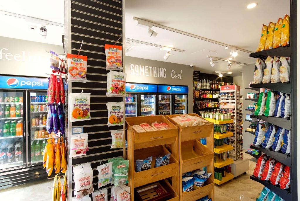 Supermarket nebo jiné obchody v  aparthotelu nebo okolí