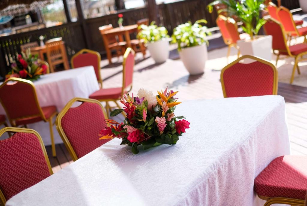 Restaurace v ubytování Ramada Suites by Wyndham Wailoaloa Beach Fiji