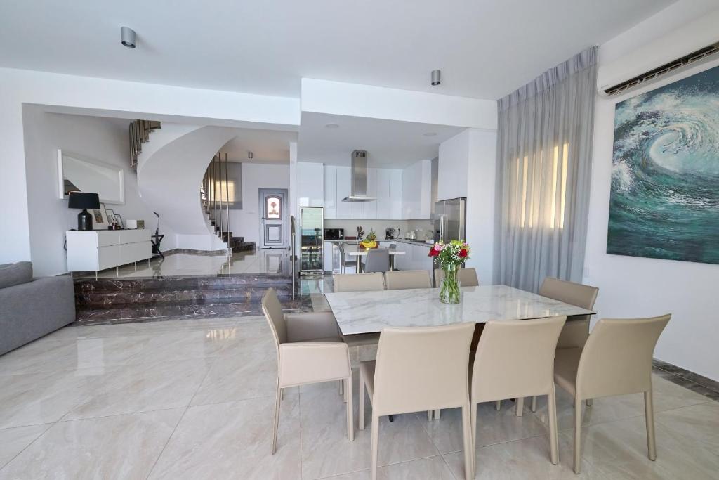 Posezení v ubytování Olymp Luxury Villa C - Seafront Elegance with Infinity Pool and Exclusive Lifestyle