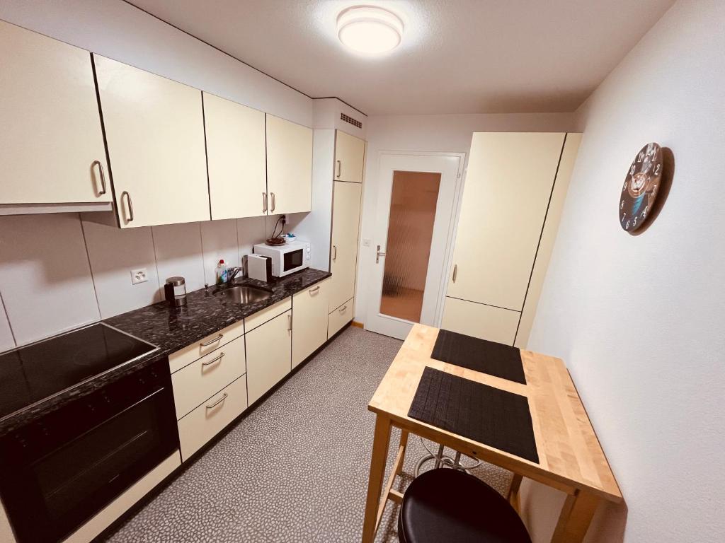 Kuchyň nebo kuchyňský kout v ubytování 3-Room Apartment for Business Travelers or Familie, Free WiFi & TV with 100 Countries, DAZN, Sky, Netflix & Disney