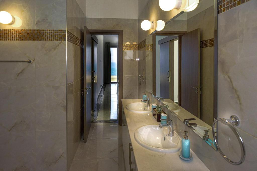 Koupelna v ubytování Olymp Luxury Villa C - Seafront Elegance with Infinity Pool and Exclusive Lifestyle