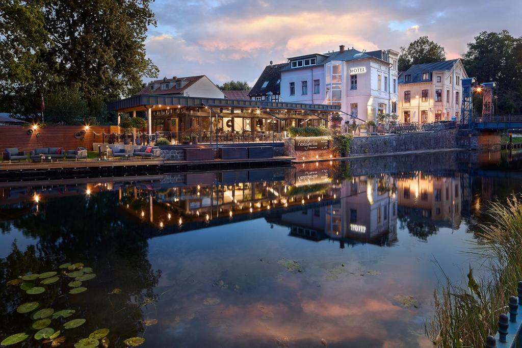 Výhled na řeku, která protéká v blízkosti hotelu