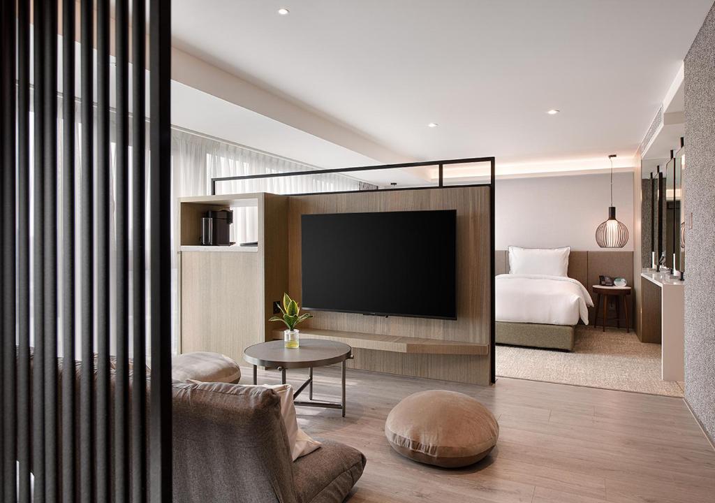 TV a/nebo společenská místnost v ubytování JAI Château Hotels & Hostels