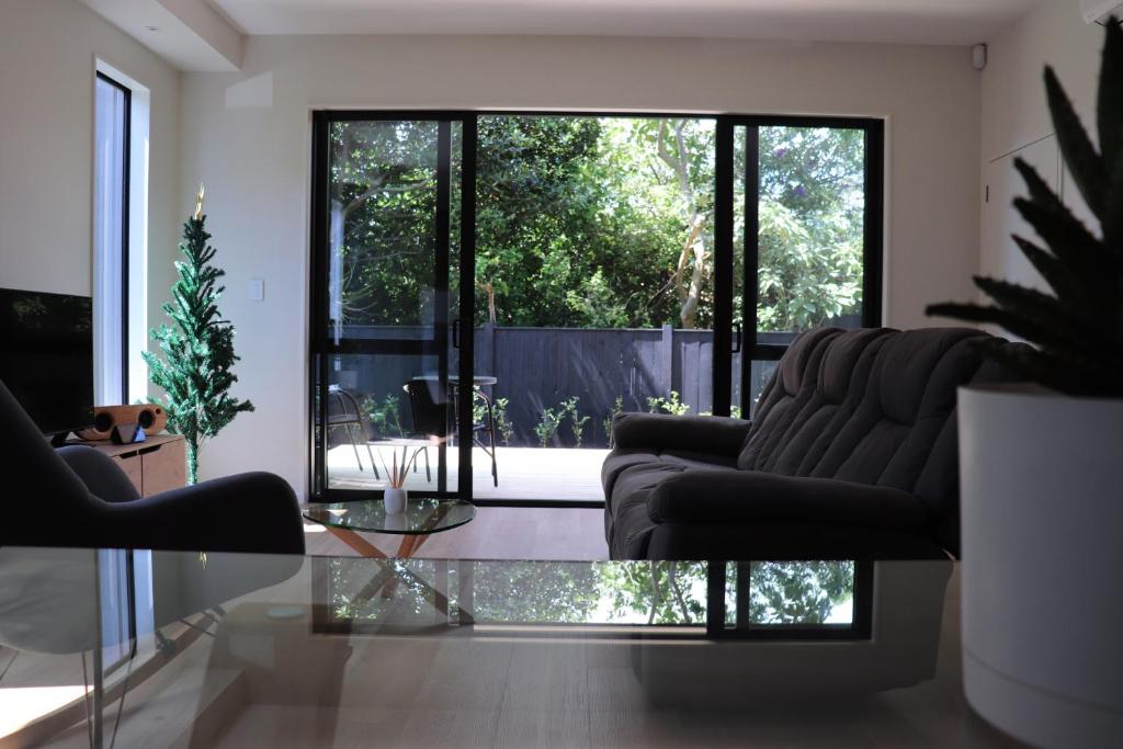 Posezení v ubytování Large Bedroom with Private Bathroom Plus Shared Kitchen and Amenities