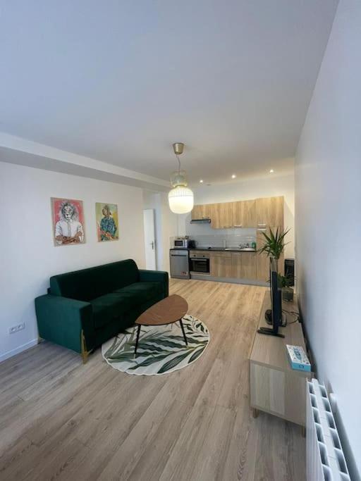 Kuchyň nebo kuchyňský kout v ubytování 2P Porte de Paris, sortie métro face au bois