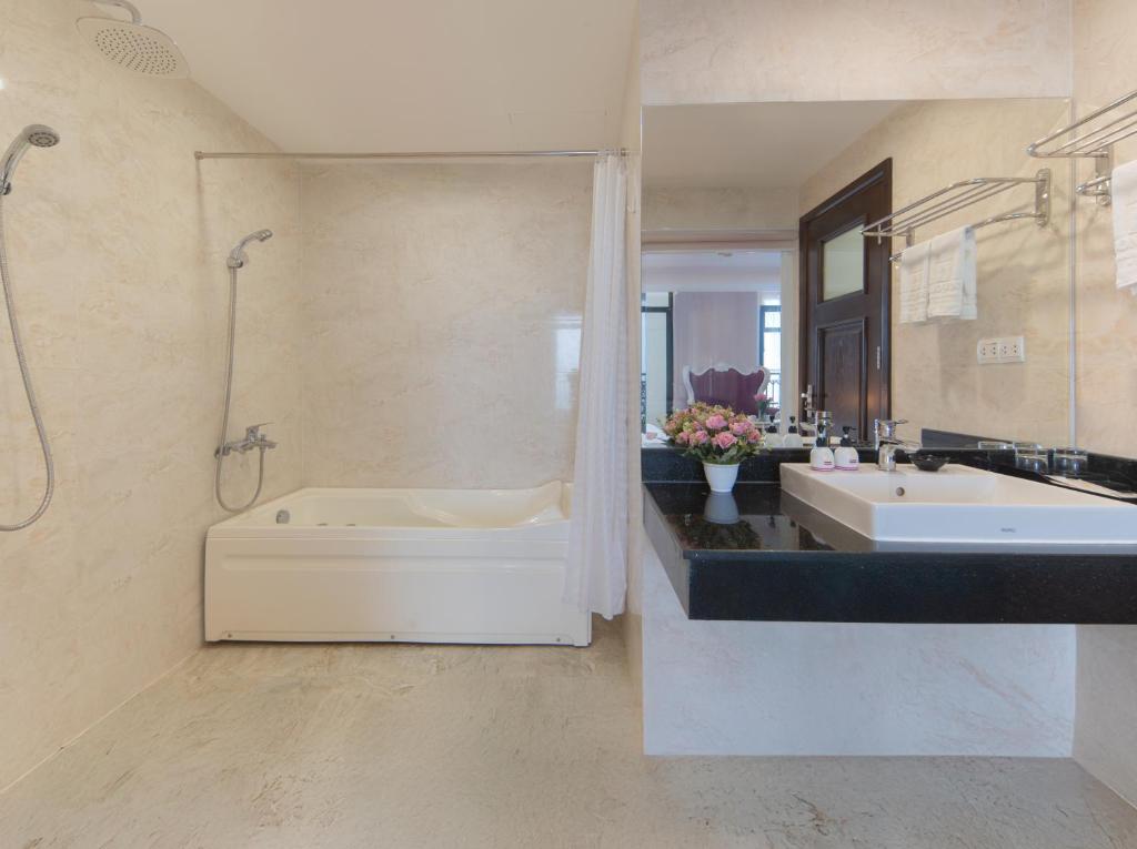 Phòng tắm tại Bonjour Nha Trang Hotel