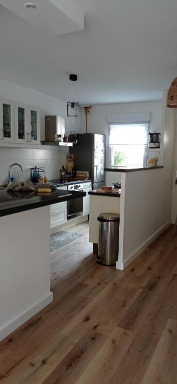 Il comprend une cuisine avec des comptoirs blancs et du parquet. dans l'établissement a 8kms du circuit des 24 h du mans, à Moncé-en-Belin