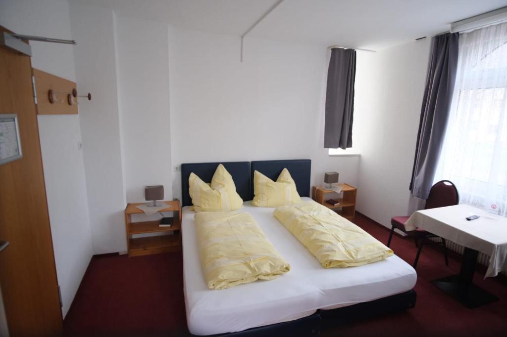 Postel nebo postele na pokoji v ubytování Hotel im Klosterring