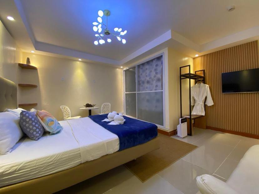 Postel nebo postele na pokoji v ubytování Boracay Grace Hotel