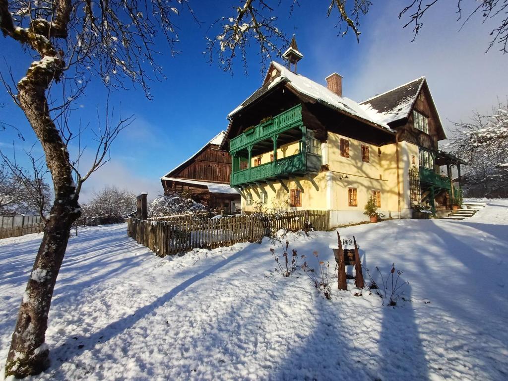 Modernes Apartment in altem Bauernhaus v zimě