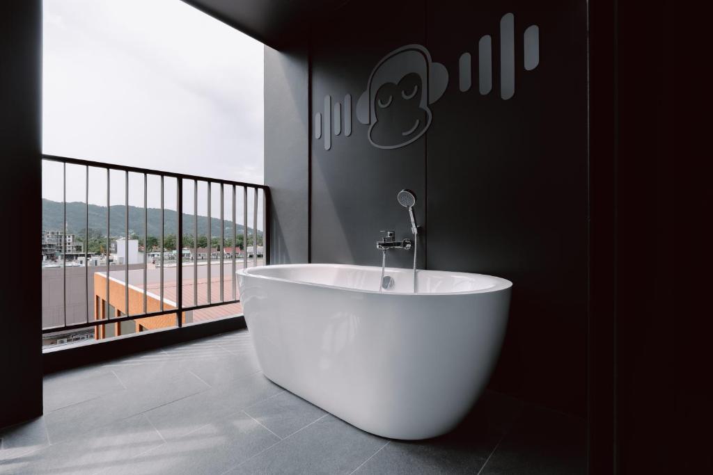 Koupelna v ubytování Blu Monkey Hub and Hotel Laguna, Bangtao Phuket