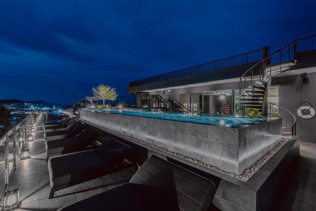 Bazén v ubytování Blu Monkey Hub and Hotel Laguna, Bangtao Phuket nebo v jeho okolí