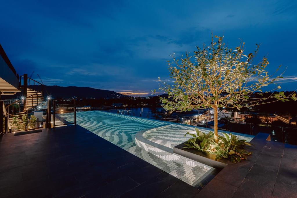 Bazén v ubytování Blu Monkey Hub and Hotel Laguna, Bangtao Phuket nebo v jeho okolí