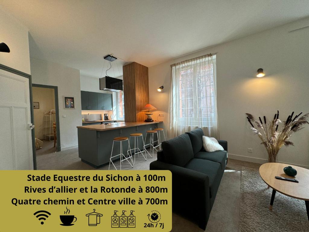 un salon avec un canapé et une cuisine dans l'établissement Au Galop - Proche stade équestre, à Vichy