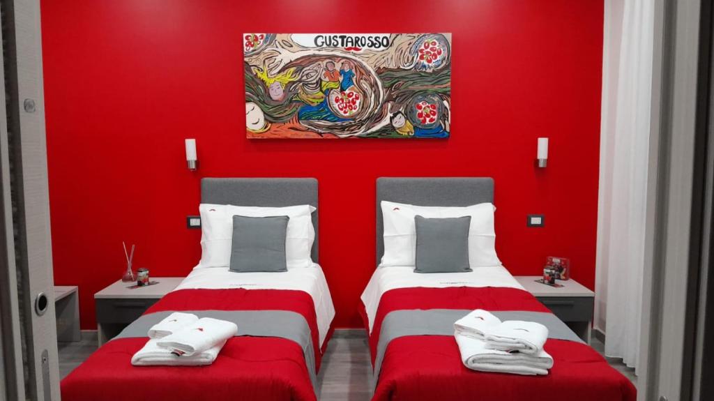 Łóżko lub łóżka w pokoju w obiekcie Gustarosso Rooms