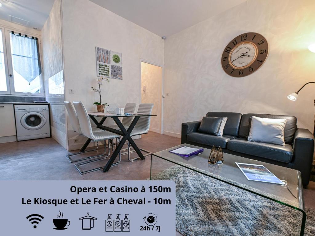 un salon avec un canapé et une table dans l'établissement Grande Eugénie proche Opéra, Kiosque, Casino, Cure, à Vichy