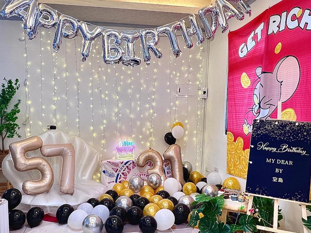 una festa di compleanno con palloncini e un cartello per la festa di SKYPIEA Villa 空島五館-萬國 宜蘭包棟民宿l電動麻將l烤肉BBQl聚會 a Dongshan