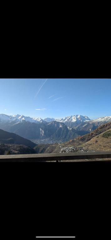 Elle offre une vue sur une chaîne de montagnes enneigée depuis sa fenêtre. dans l'établissement Appartement T2 avec coin montagne 6 couchages, à Huez