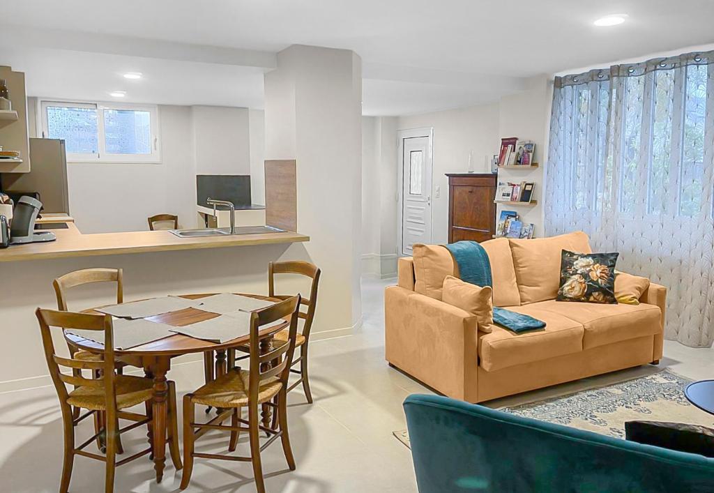 un salon avec un canapé et une table dans l'établissement Maison plein pied proche de Paris, Parking privé, Terrasse privée, 2 chambres, capacité 6 personnes, à Brétigny-sur-Orge