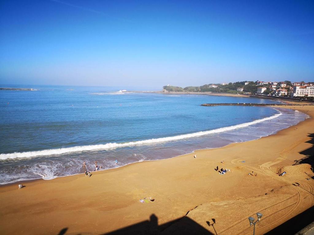 - une plage avec des gens sur le sable et l'océan dans l'établissement Saint Jean de Luz, APPT 2 pièces équipé pour 4 pers, terrasse, vue océan, à Sainte-Barbe