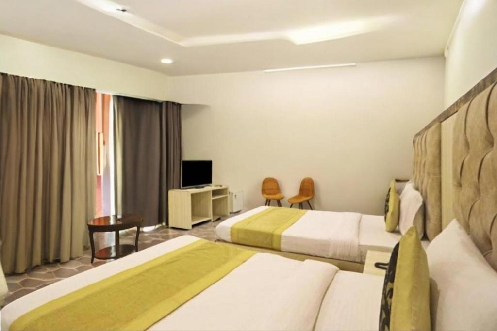 Postel nebo postele na pokoji v ubytování Hotel Almora Sky Near By Delhi International Airport with - Free Airport Pickup and Drop