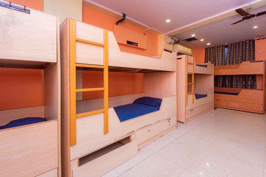Palanda nebo palandy na pokoji v ubytování HOTEL AVISHA Residency